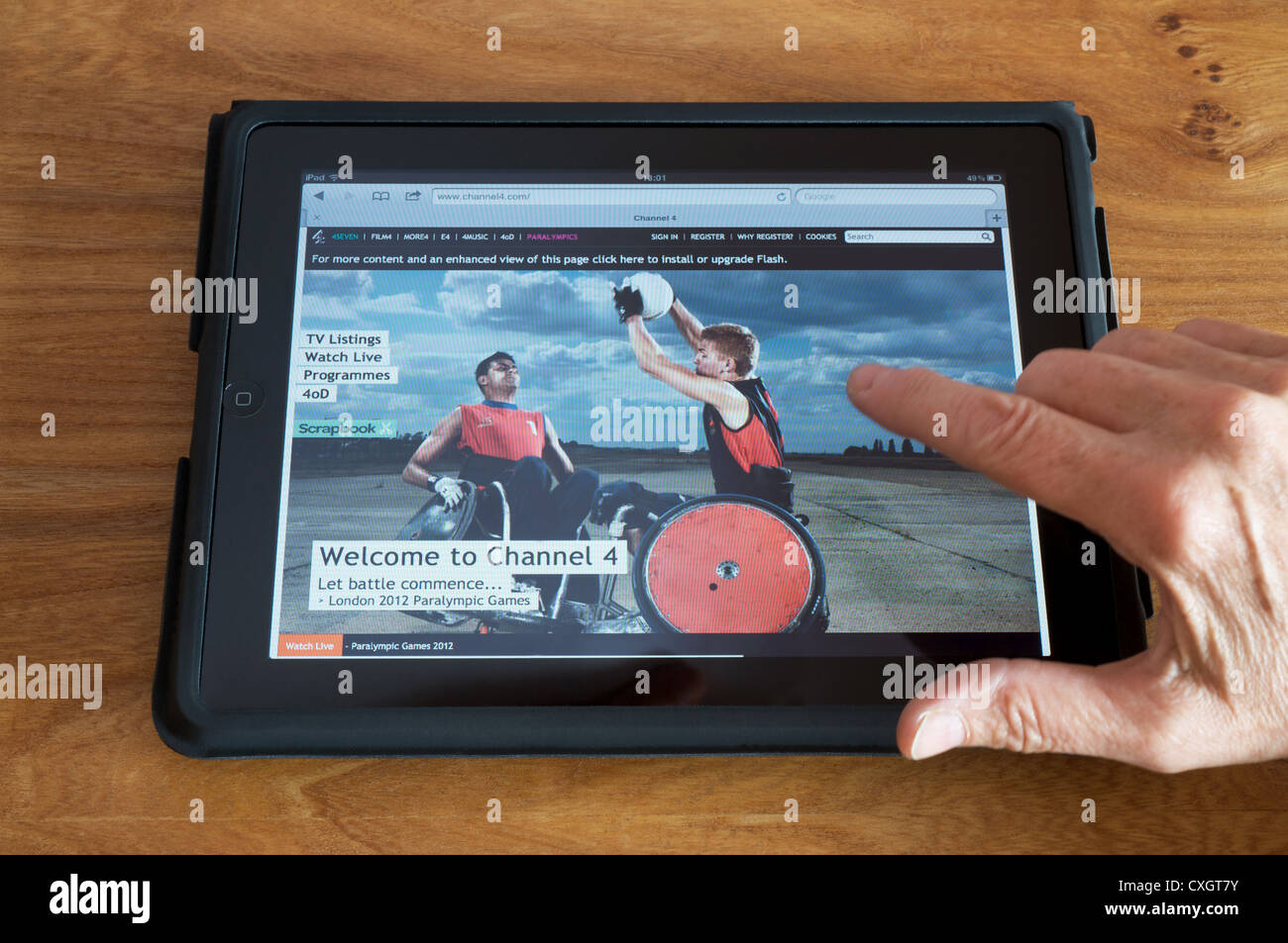 Apple iPad tablet pc Mostrar página de inicio de la estación de televisión Canal 4 Foto de stock