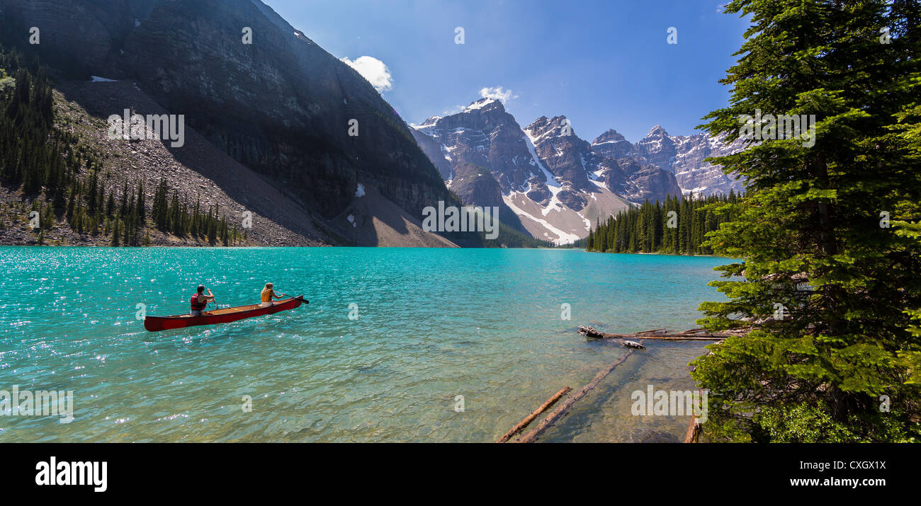 ALBERTA, Canadá - canoa en el Lago Moraine, un lago glacial en el Parque Nacional Banff. Foto de stock