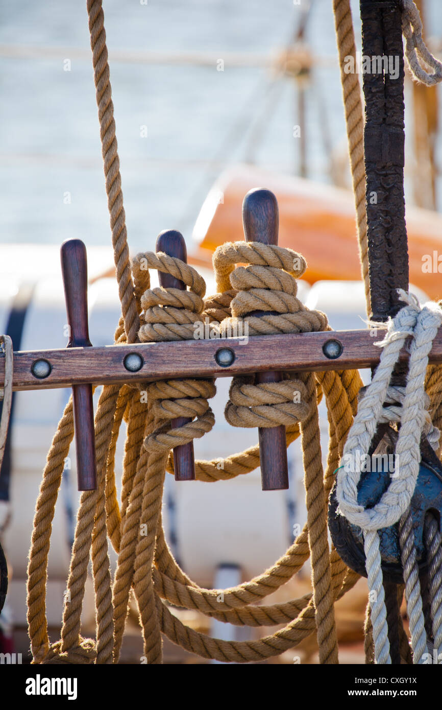 Una imagen de cuerdas y otro material náutico en barco Fotografía de stock  - Alamy