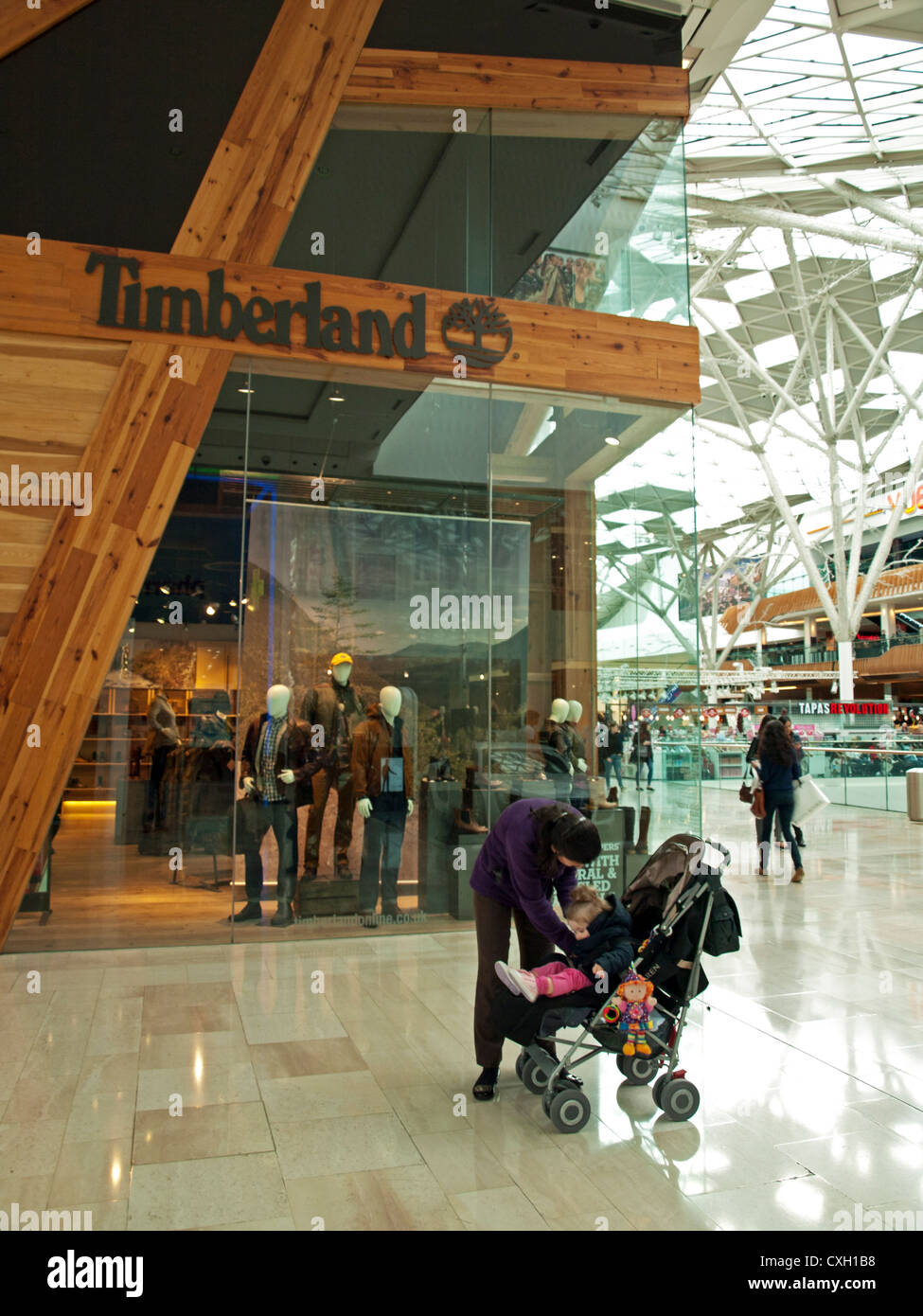 Interior del centro comercial Westfield mostrando Tienda Timberland,  Shepherd's Bush, Londres, Inglaterra, Reino Unido Fotografía de stock -  Alamy