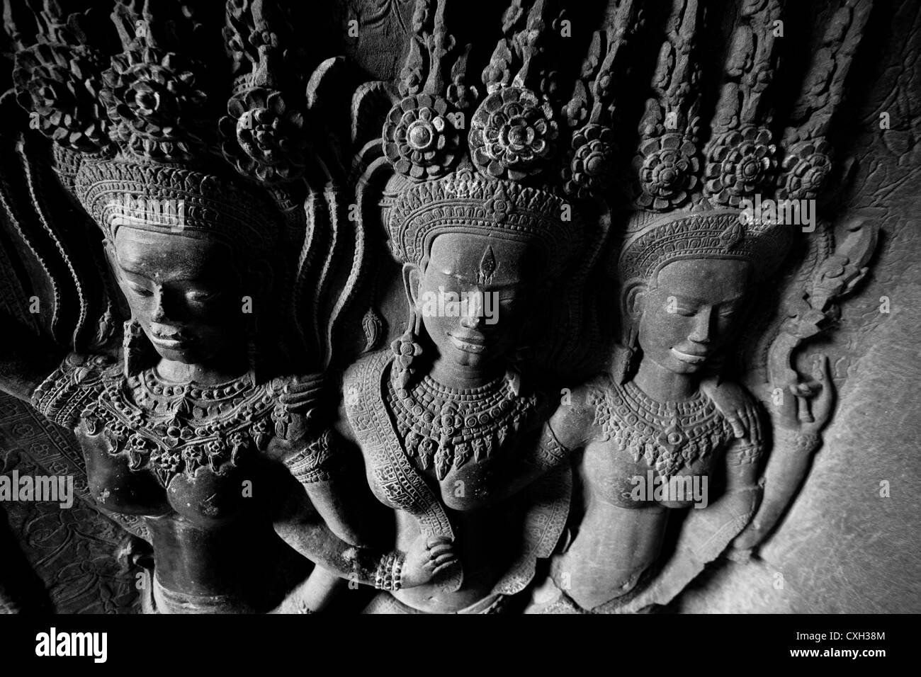 Bajo relieves de Apsaras a lo largo de las paredes del templo de Angkor Wat, Siem Reap, Camboya Foto de stock