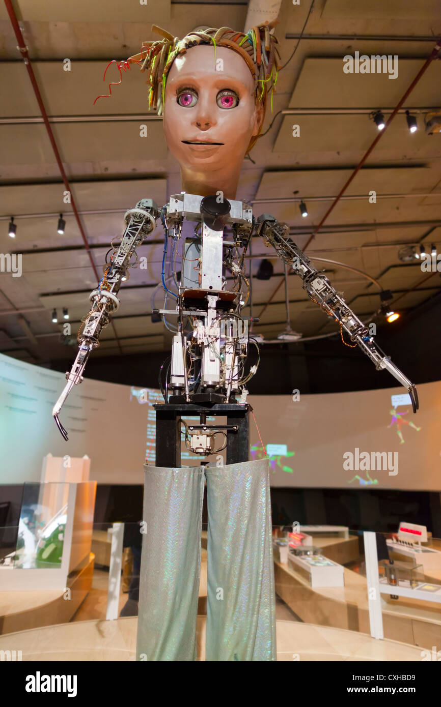 Science museum robot fotografías e imágenes de alta resolución - Alamy