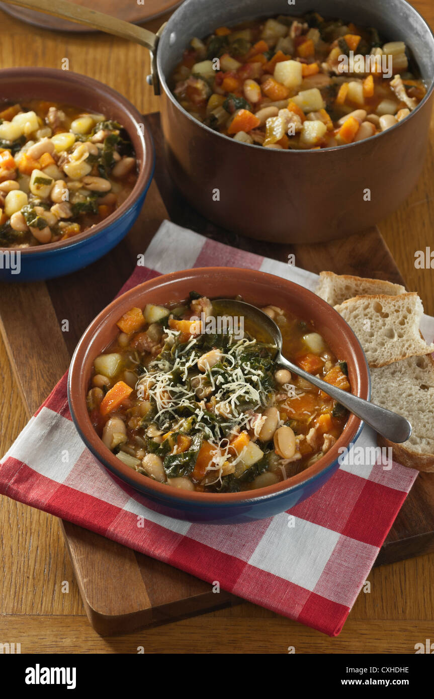 Ribollita pan toscano y sopa de verduras Italia comida Foto de stock