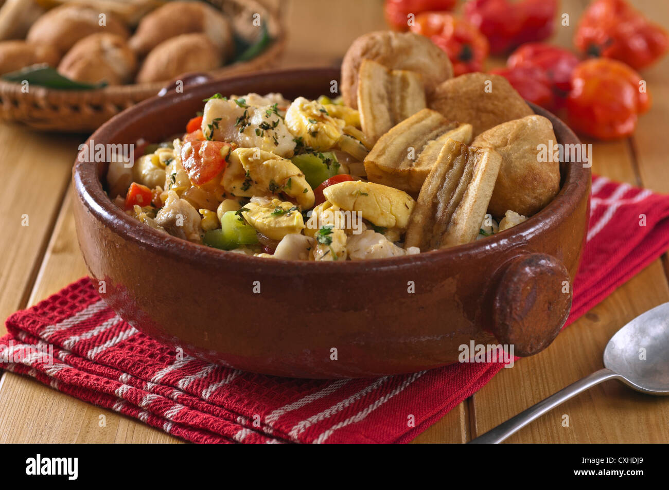Ackee y saltfish dumpling con plátanos maduros fritos y comida de Jamaica Foto de stock