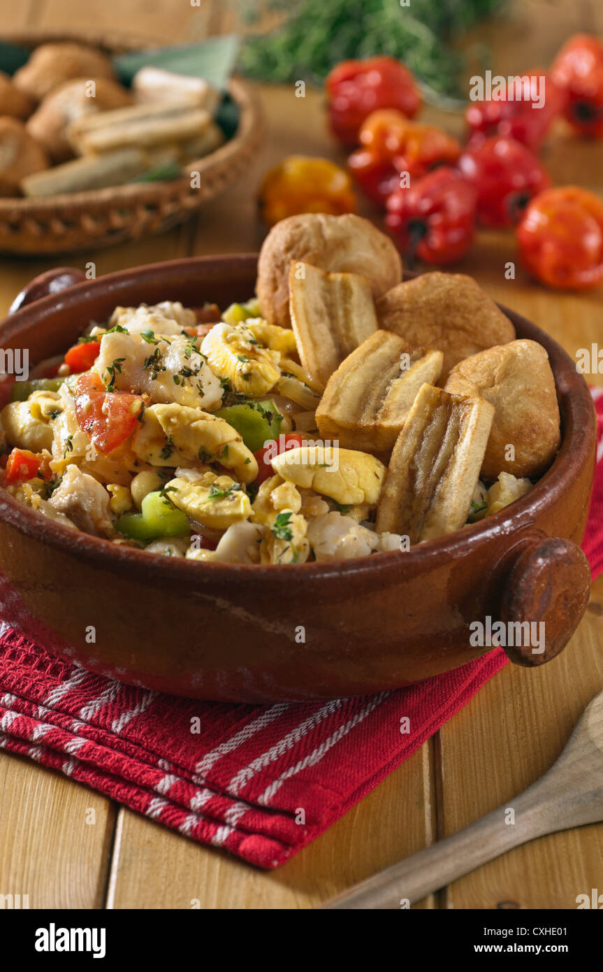 Ackee y saltfish dumpling con plátanos maduros fritos y comida de Jamaica Foto de stock