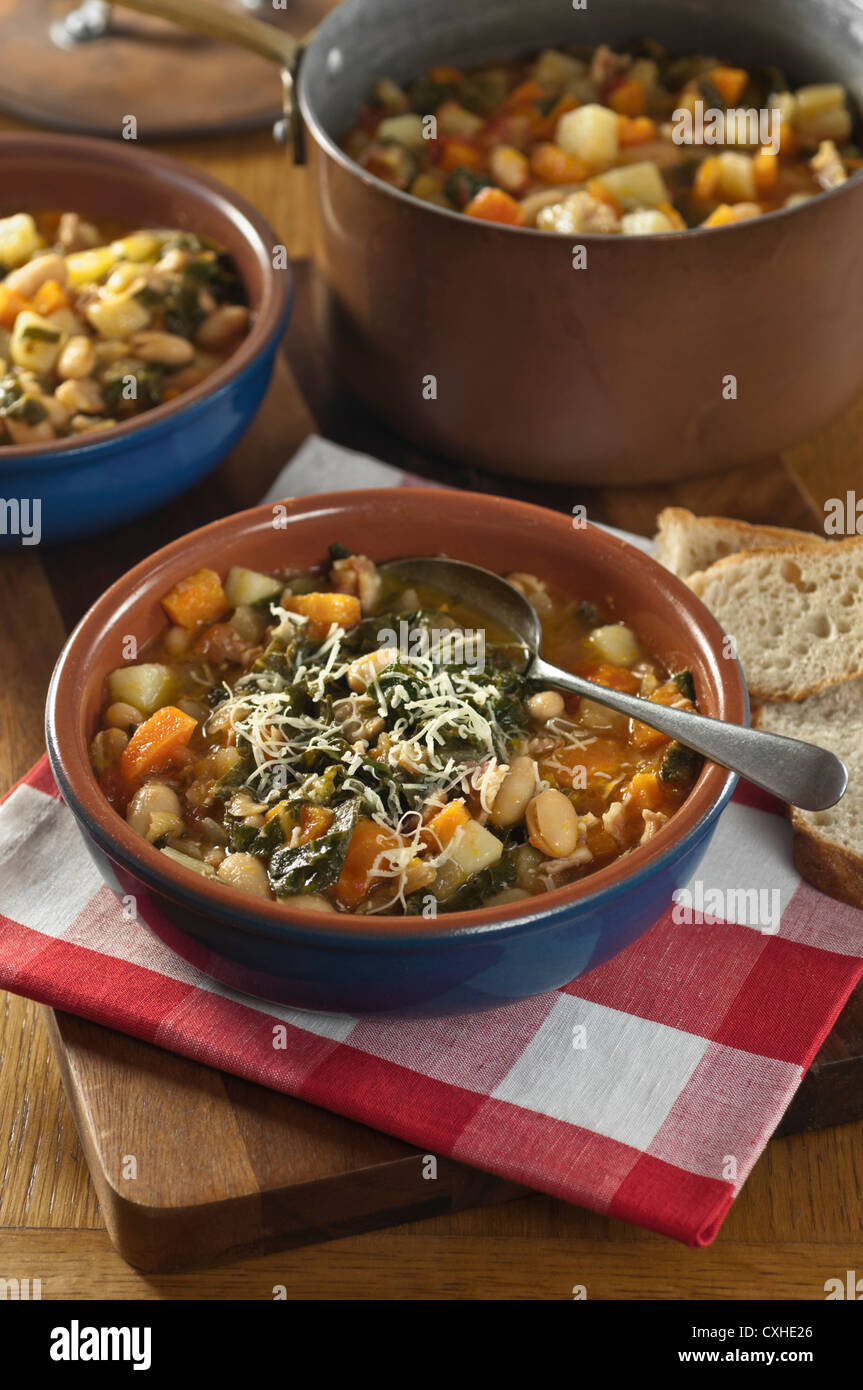 Ribollita pan toscano y sopa de verduras Italia comida Foto de stock