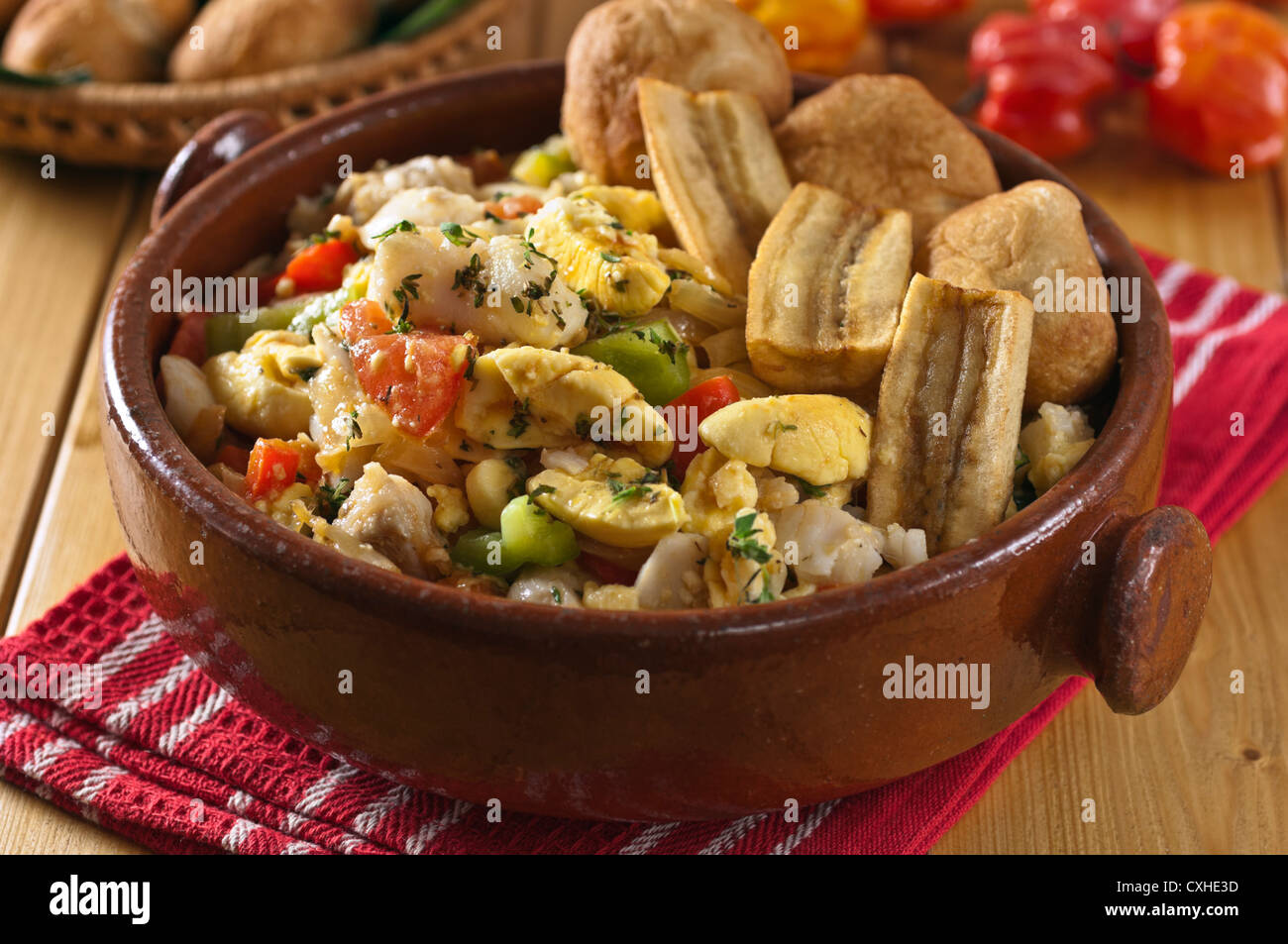 Ackee y saltfish dumpling con plátanos maduros fritos y comida de Jamaica Foto de stock