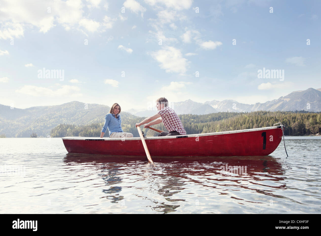 Alemania, Baviera, pareja en bote a remo, sonriendo Foto de stock