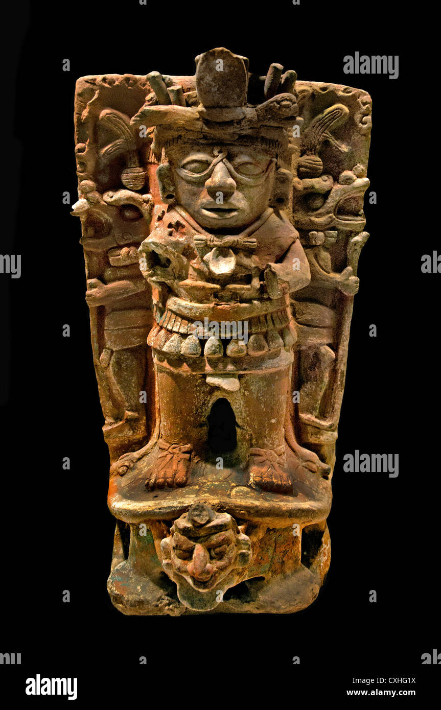 Apoyo incensario 7th- siglo ix México Mesoamérica Cerámica Maya de 54 cm. Foto de stock