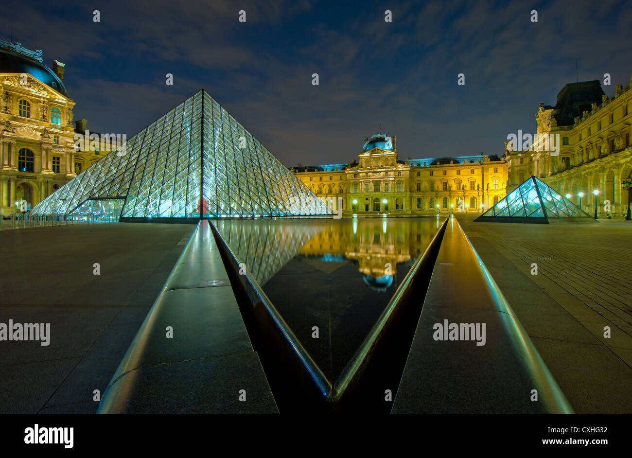 En la noche del museo del Louvre, París, Francia Foto de stock