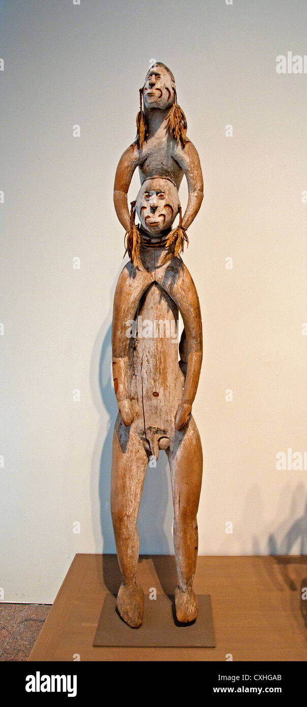 Figura masculina por aldea Amanamkai Okoachino ancestro figura Asmat Duinea Gente Nueva Papua Irian Jaya, Indonesia Foto de stock