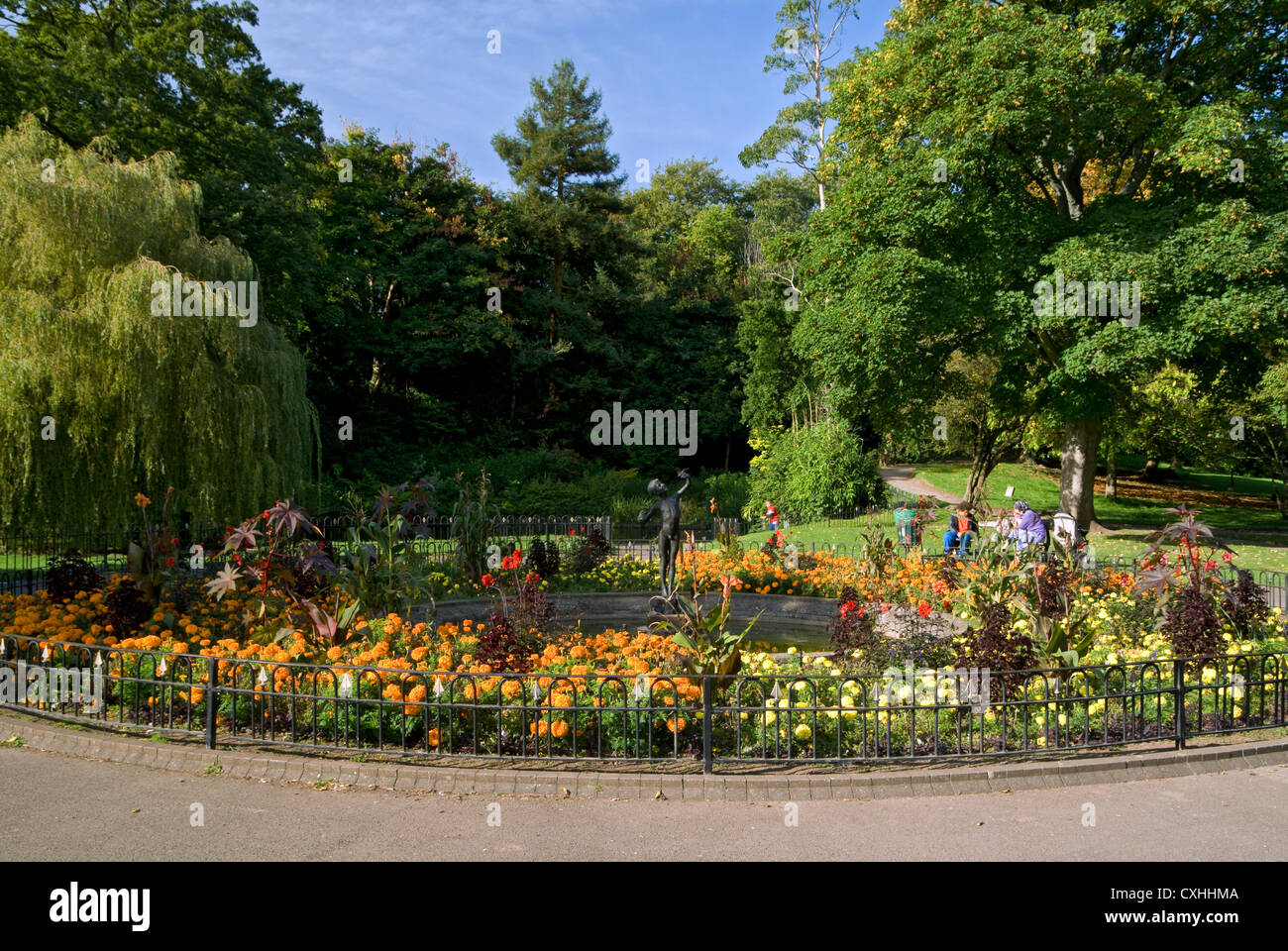 Lecho de flores y estanque, Thompsons Park, Cantón, Cardifff, Gales. Foto de stock