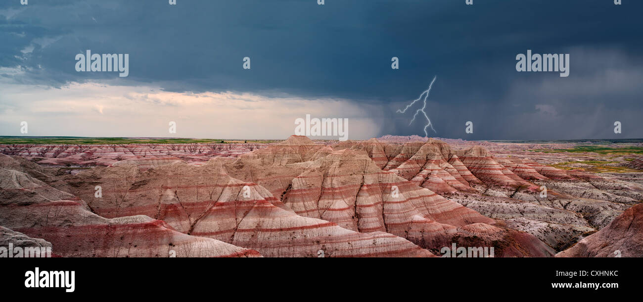 Vista panorámica de coloridas formaciones rocosas, con tormentas y relámpagos. El Parque Nacional Badlands, Dakota del Sur. Foto de stock