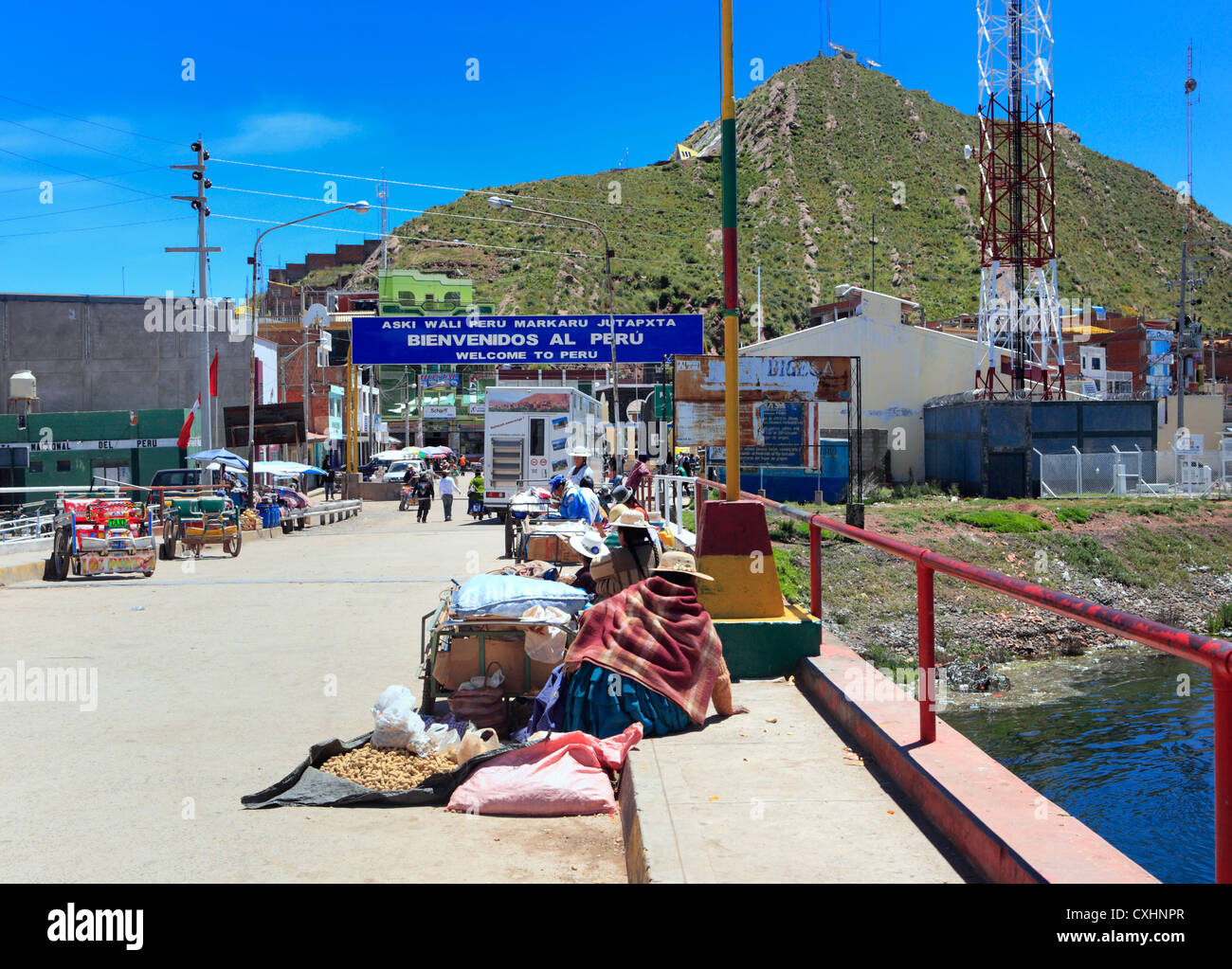 Cruzar la frontera entre Bolivia y Perú en Desagadero, Bolivia Foto de stock