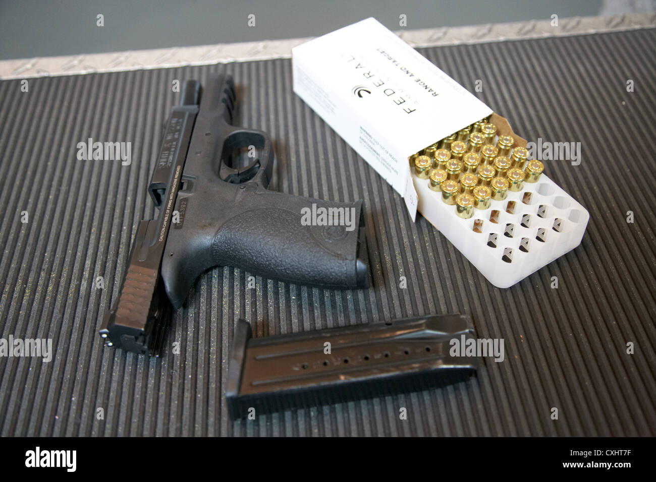 Smith y Wesson 9mm pistola con munición en un arma rango en Florida usa Foto de stock