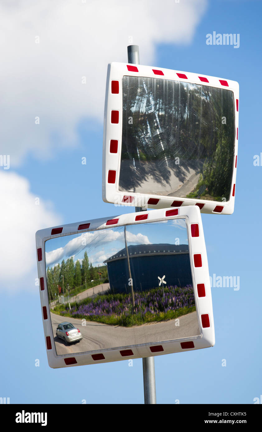 Espejos de seguridad vial , Finlandia Foto de stock