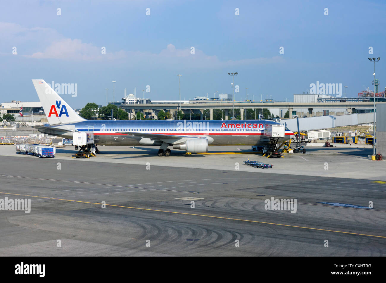 Un Boeing 767-323 de American Airlines aviones estacionados en la puerta de embarque en el aeropuerto JFK, Nueva York, EE.UU. Foto de stock