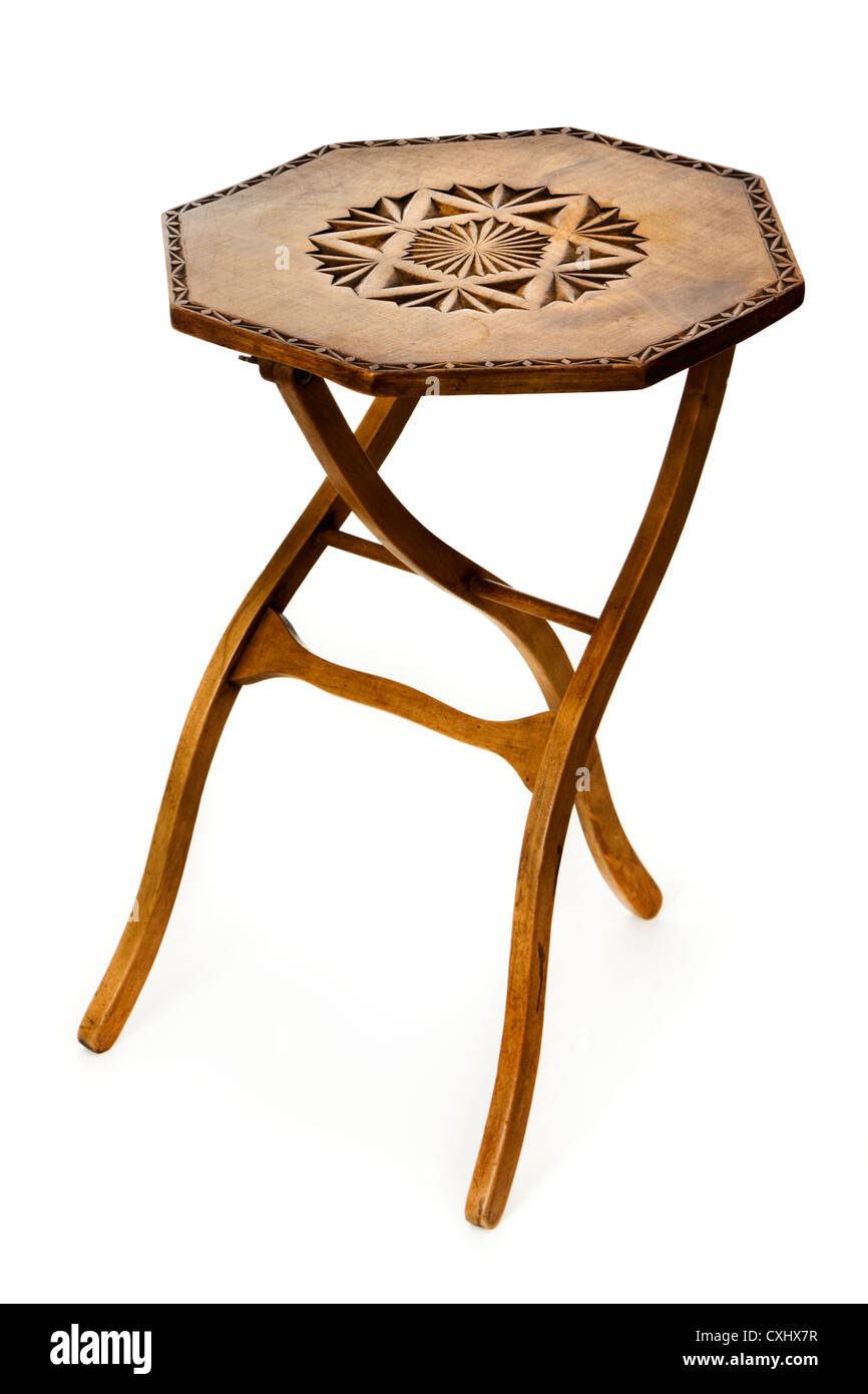 Vintage de tres patas plegables / mesa lateral de café de madera tallada  con top Fotografía de stock - Alamy