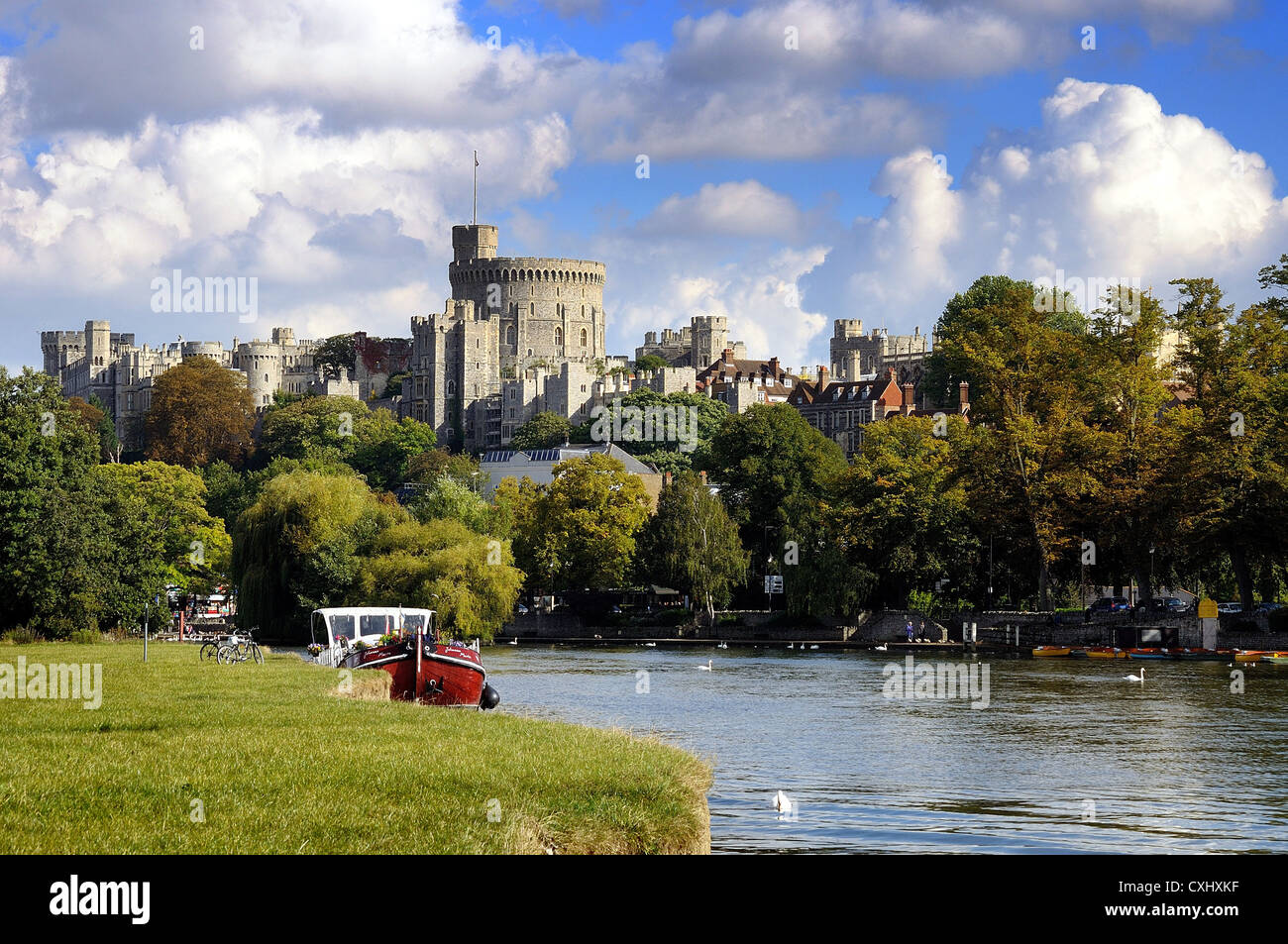 El exterior del castillo de Windsor con el río Támesis en primer plano Berkshire Gran Bretaña Inglaterra Foto de stock