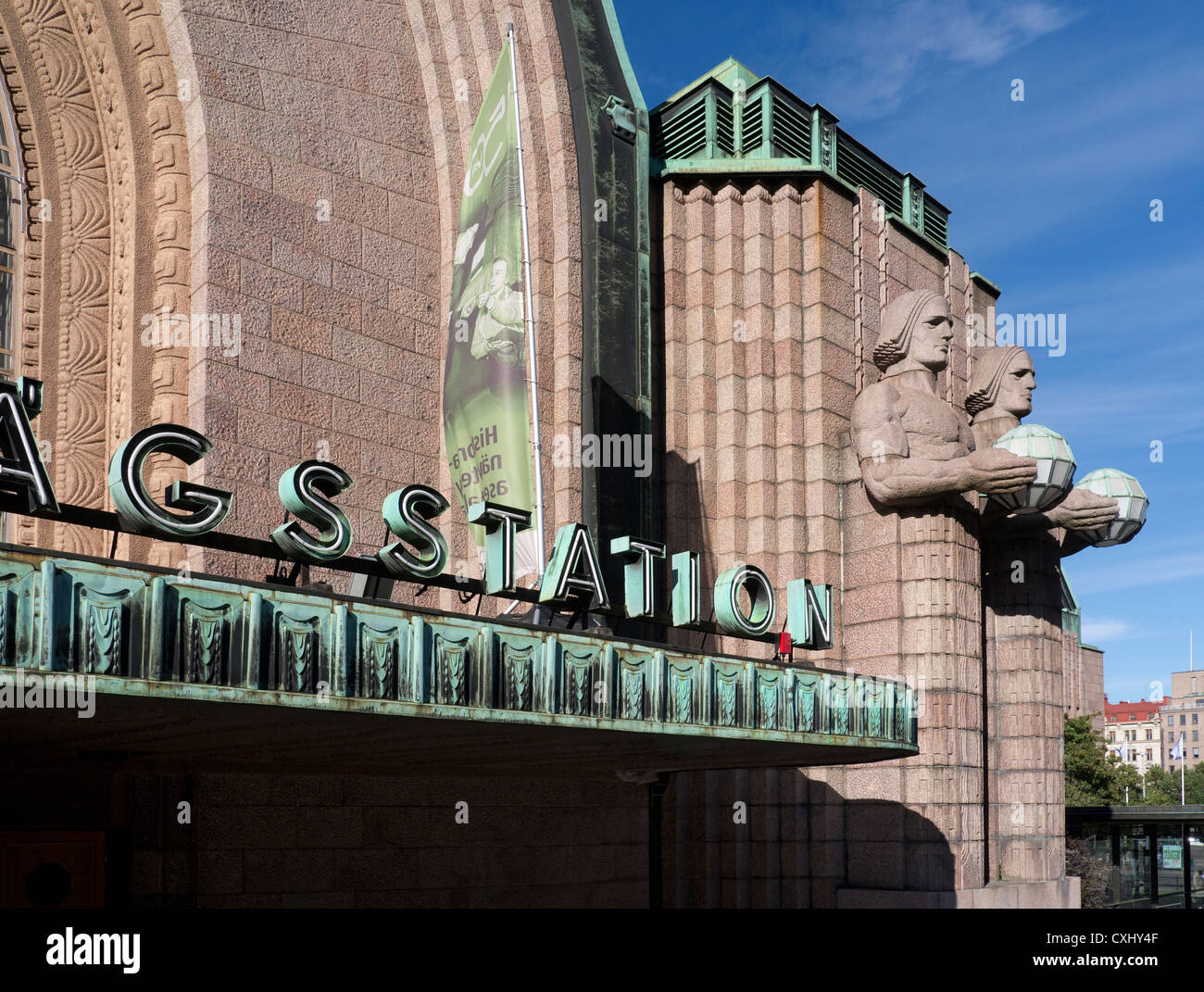La estación central de Helsinki exterior neoclásico histórico con figuras de piedra sosteniendo lámparas Finlandia Helsinki Foto de stock