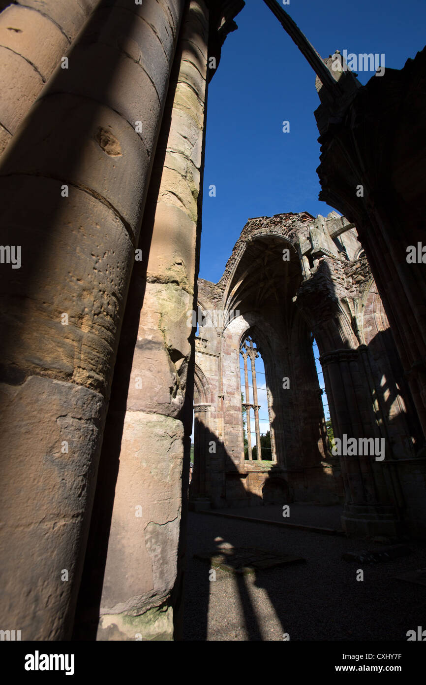 Ciudad de Melrose, Escocia. Vista interna de Melrose Abbey presbiterio. Foto de stock