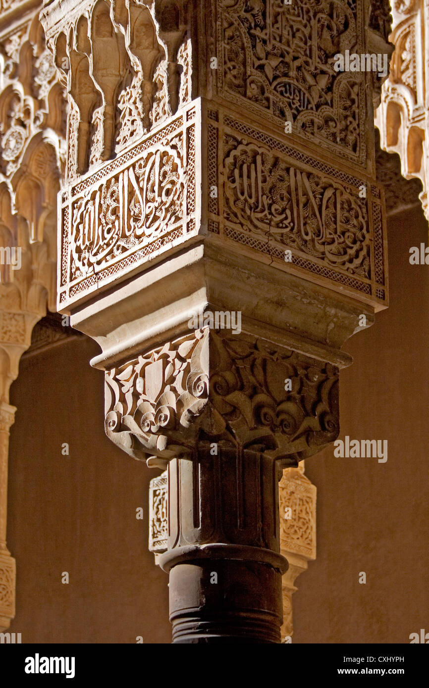 Patio de los Leones Alhambra Granada Andalucía España columna en el patio de los leones Alhambra de Granada Andalucía España Foto de stock