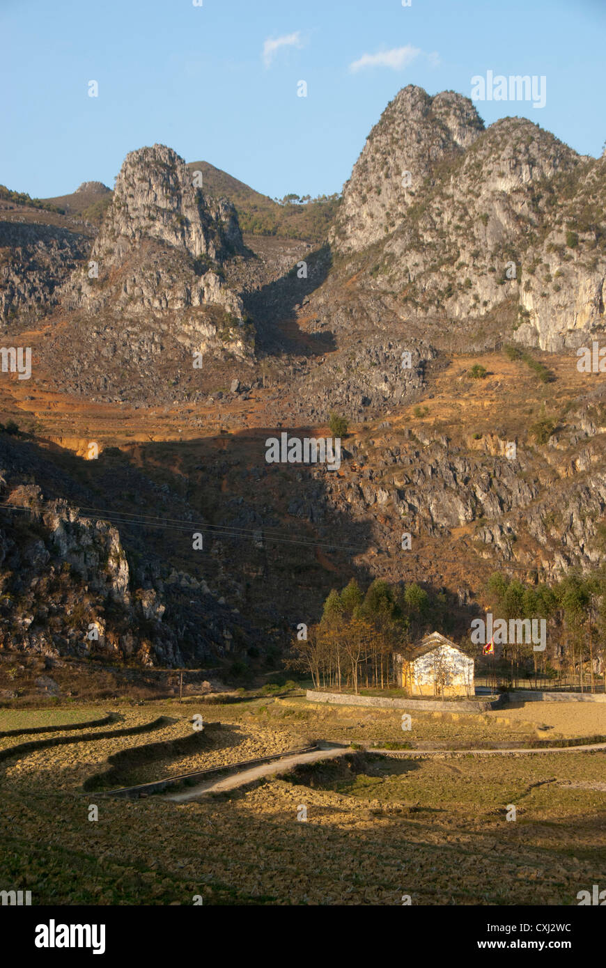 Las montañas de piedra caliza y valle, Dong Van, de Ha Giang, Vietnam Foto de stock