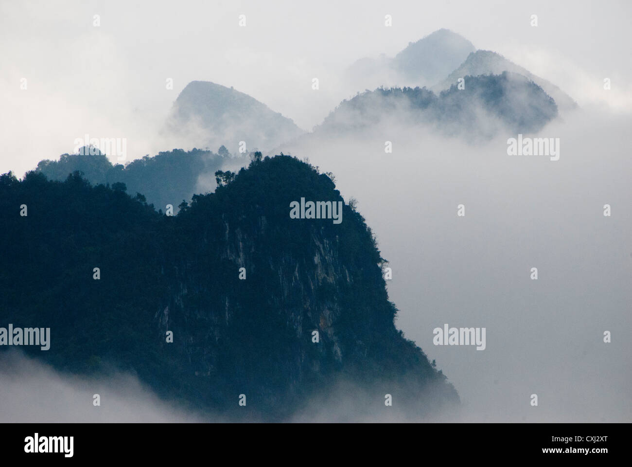 Las montañas de piedra caliza rodeada por la niebla, Luang Vai, Vietnam Foto de stock