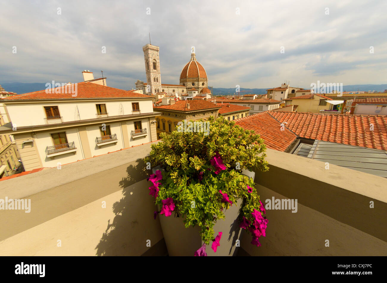 El Campanile y la cúpula de la Catedral de Florencia (Firenze), visto a través de los tejados de la ciudad. Foto de stock