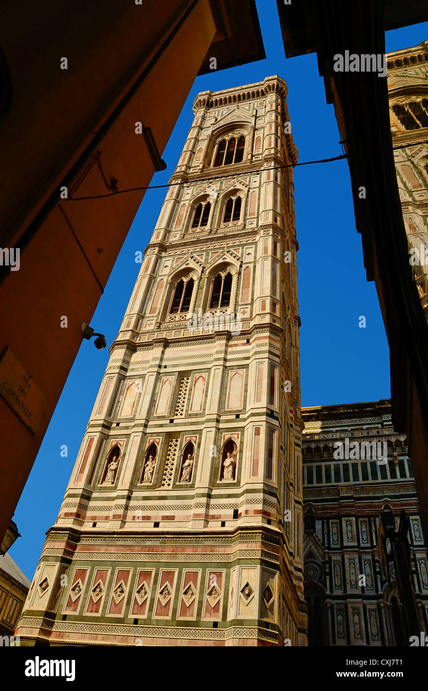 Directamente al lado del Duomo di Santa Maria del Fiore, en Florencia, se encuentra el Campanile o campanario diseñado por Giotto' Foto de stock