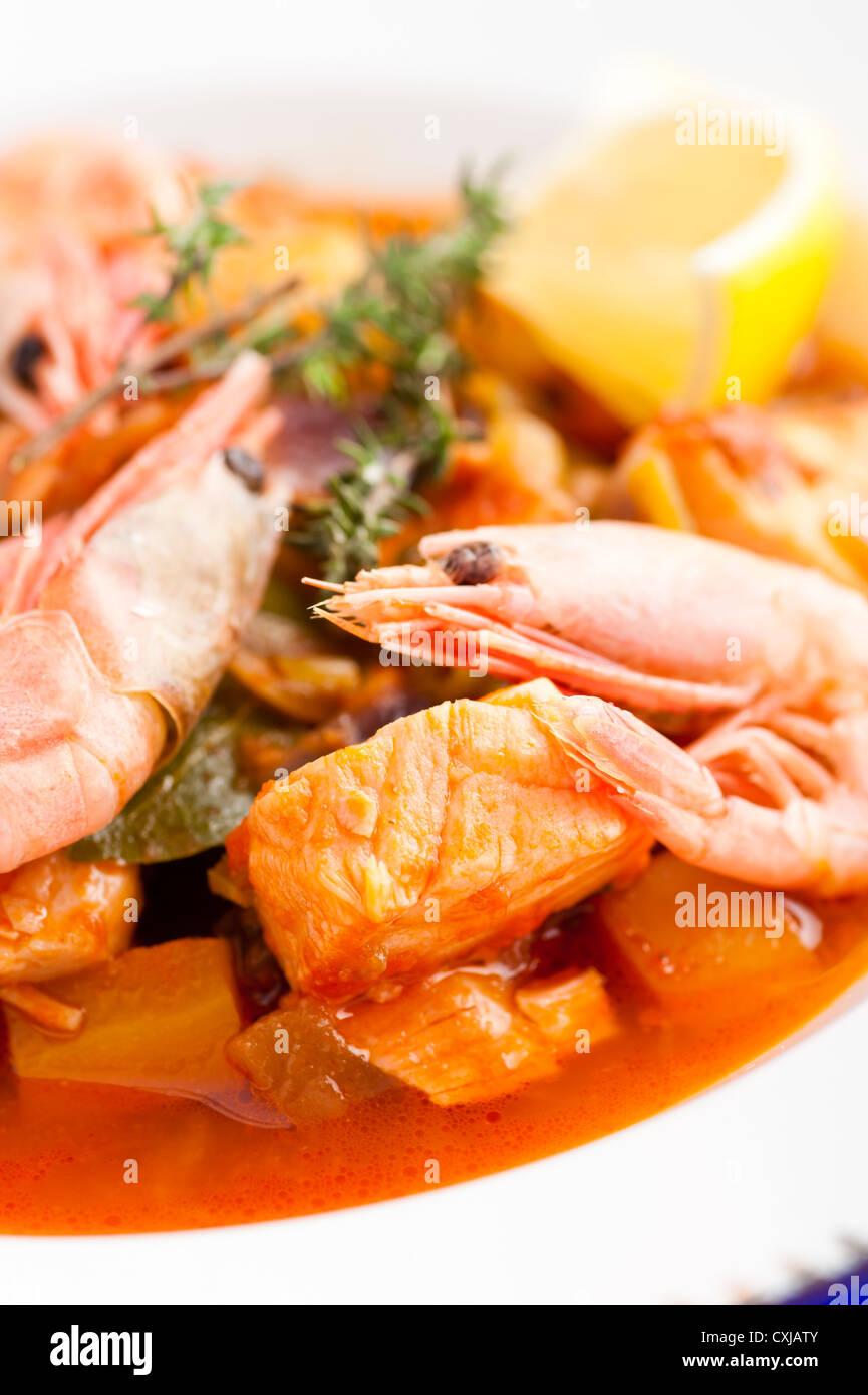 Plato preparado, estofado con salmón y langostinos Foto de stock
