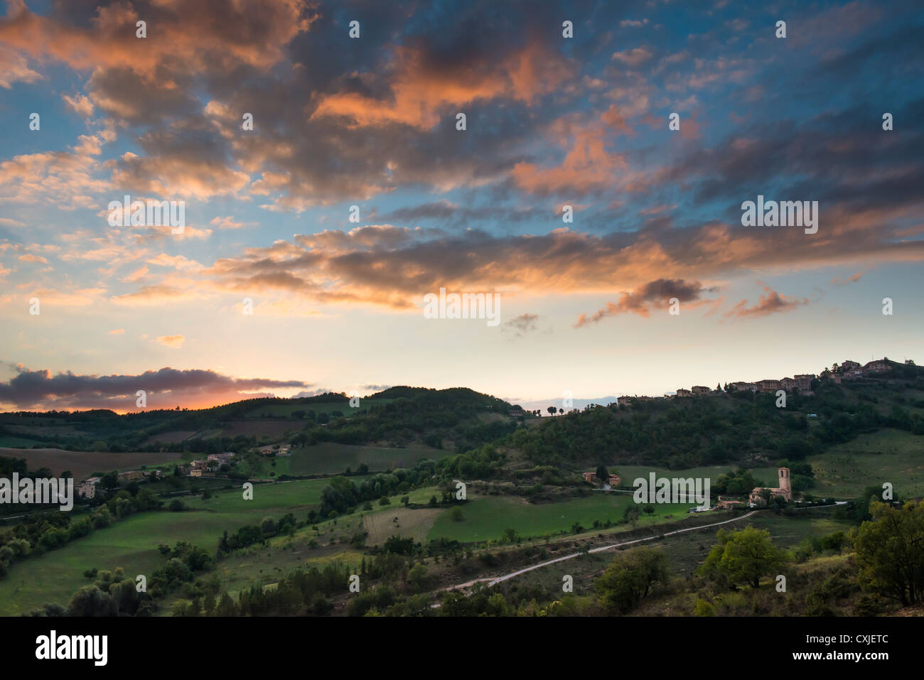 Gran puesta de sol con nubes en italiano país durante el verano. La imagen tiene fantásticos colores. Foto de stock