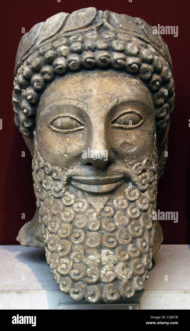 Cabeza de una estatua de un hombre barbado con corona de laurel. La piedra caliza. Museo Británico. Londres. Foto de stock