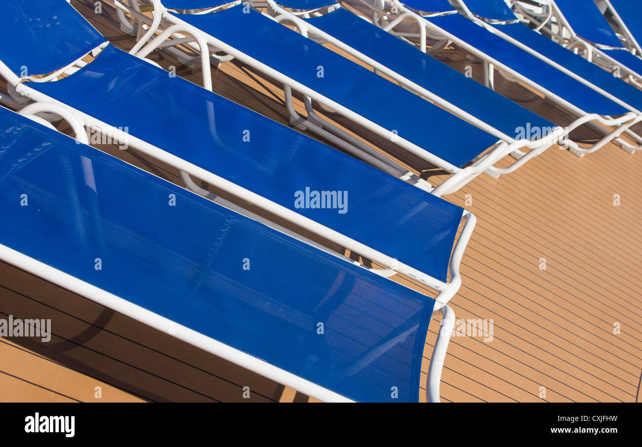 Las reposeras junto a la piscina. Cunard Liner de la Reina Victoria  Fotografía de stock - Alamy