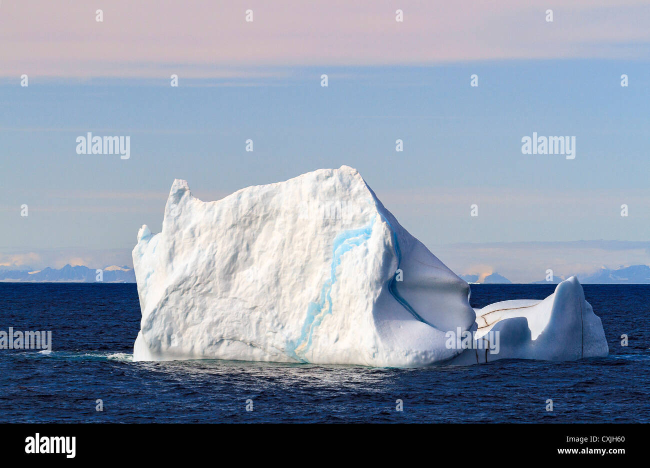 Iceberg flotando en el agua del océano de Smith Sound en el Alto Ártico de Nunavut, Canadá, a mediados del verano. Foto de stock