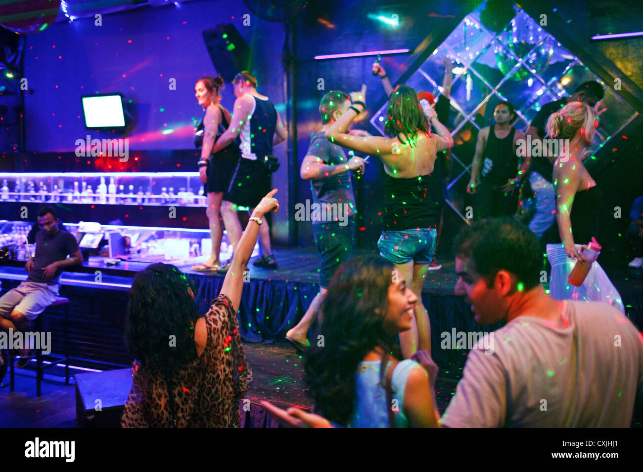 Tarde en la noche, fiesta en un club nocturno en Kuta - Bali, Indonesia frecuentadas por turistas extranjeros. Foto de stock
