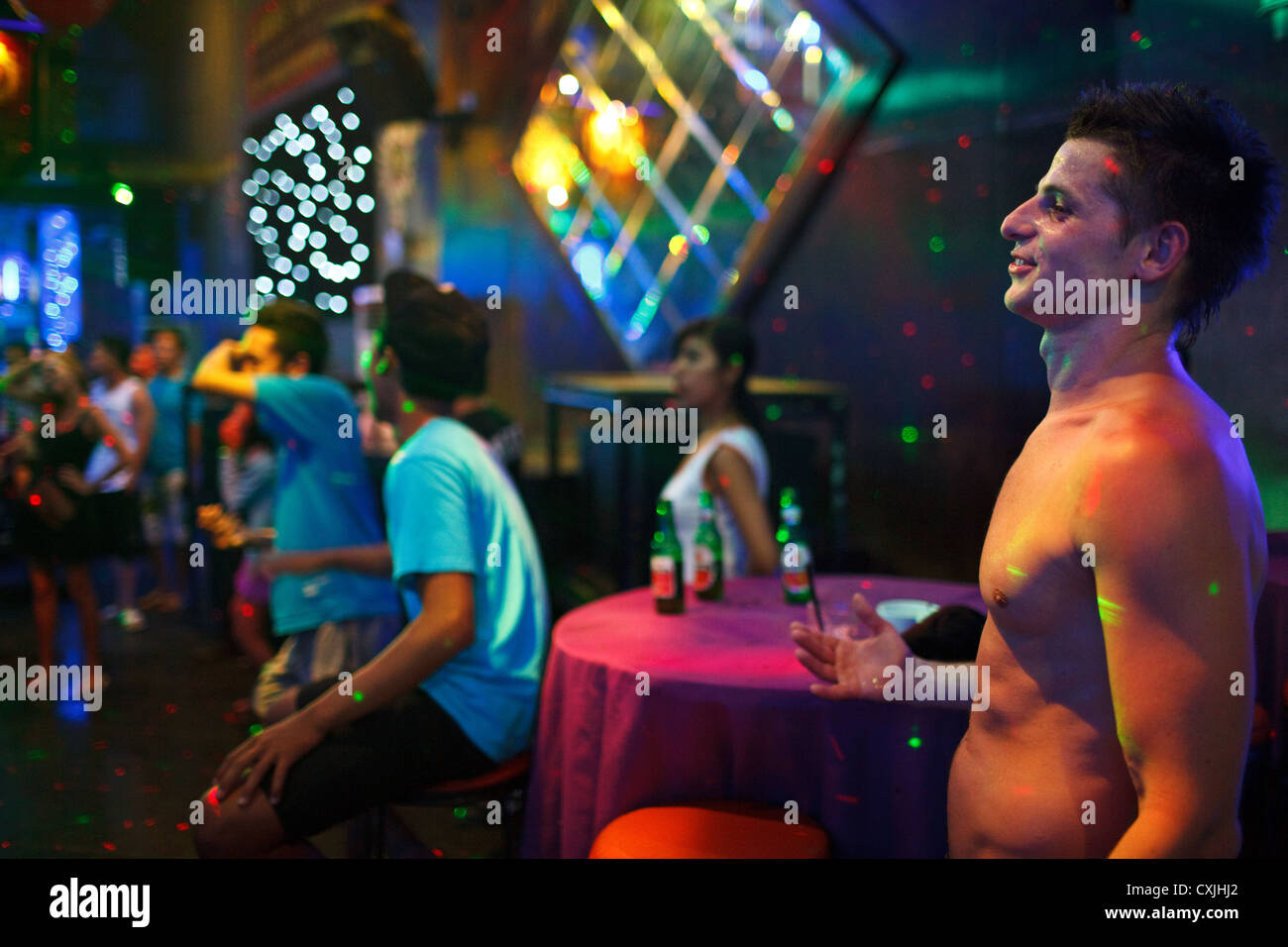 Tarde en la noche, fiesta en un club nocturno en Kuta - Bali, Indonesia frecuentadas por turistas extranjeros. Foto de stock