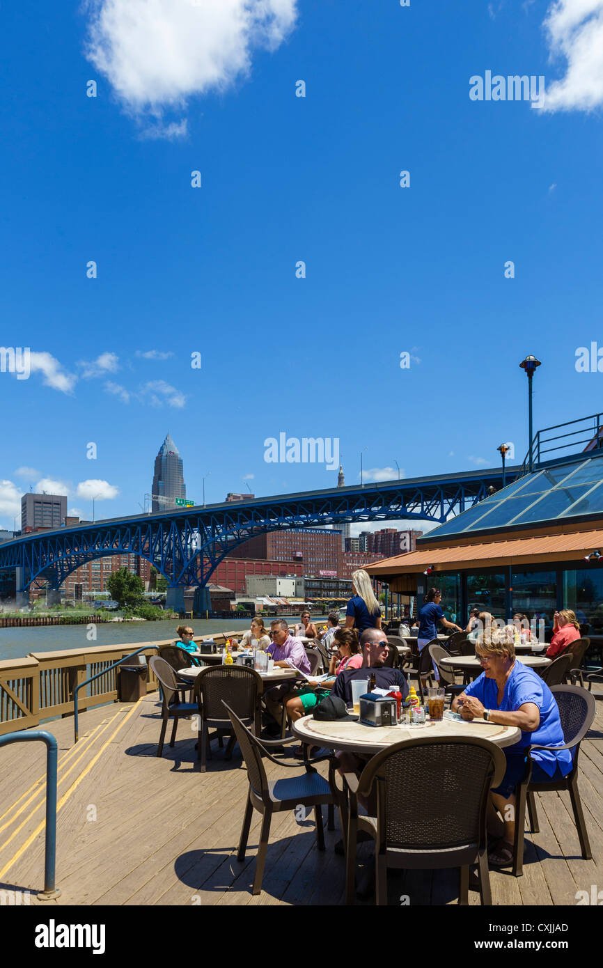 Shooters bar y restaurante en la ribera del río Cuyahoga en los planos de distrito, Cleveland, Ohio, EE.UU. Foto de stock