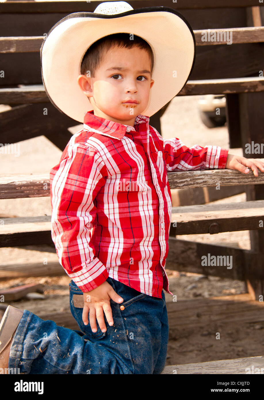tarjeta perder solo Cowboy kids vestido con traje occidental en Rodeo, Bruneau, Idaho, EE.UU  Fotografía de stock - Alamy