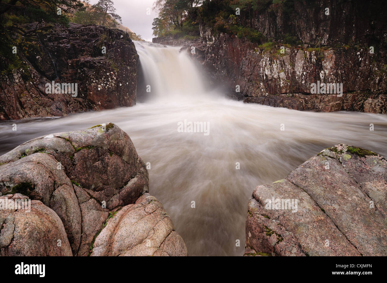 Eas una cascada Mhoir Fhir, Glen Etive Highlands escocesas Foto de stock