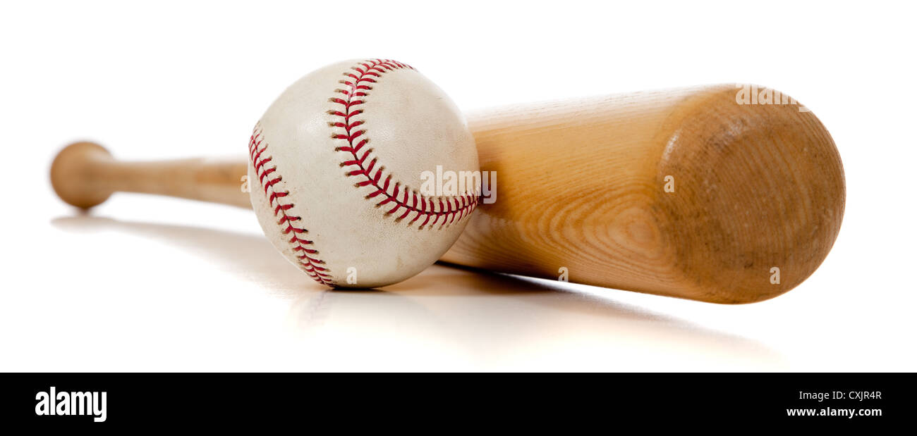 Bate de béisbol de madera y la bola sobre un fondo blanco. Foto de stock