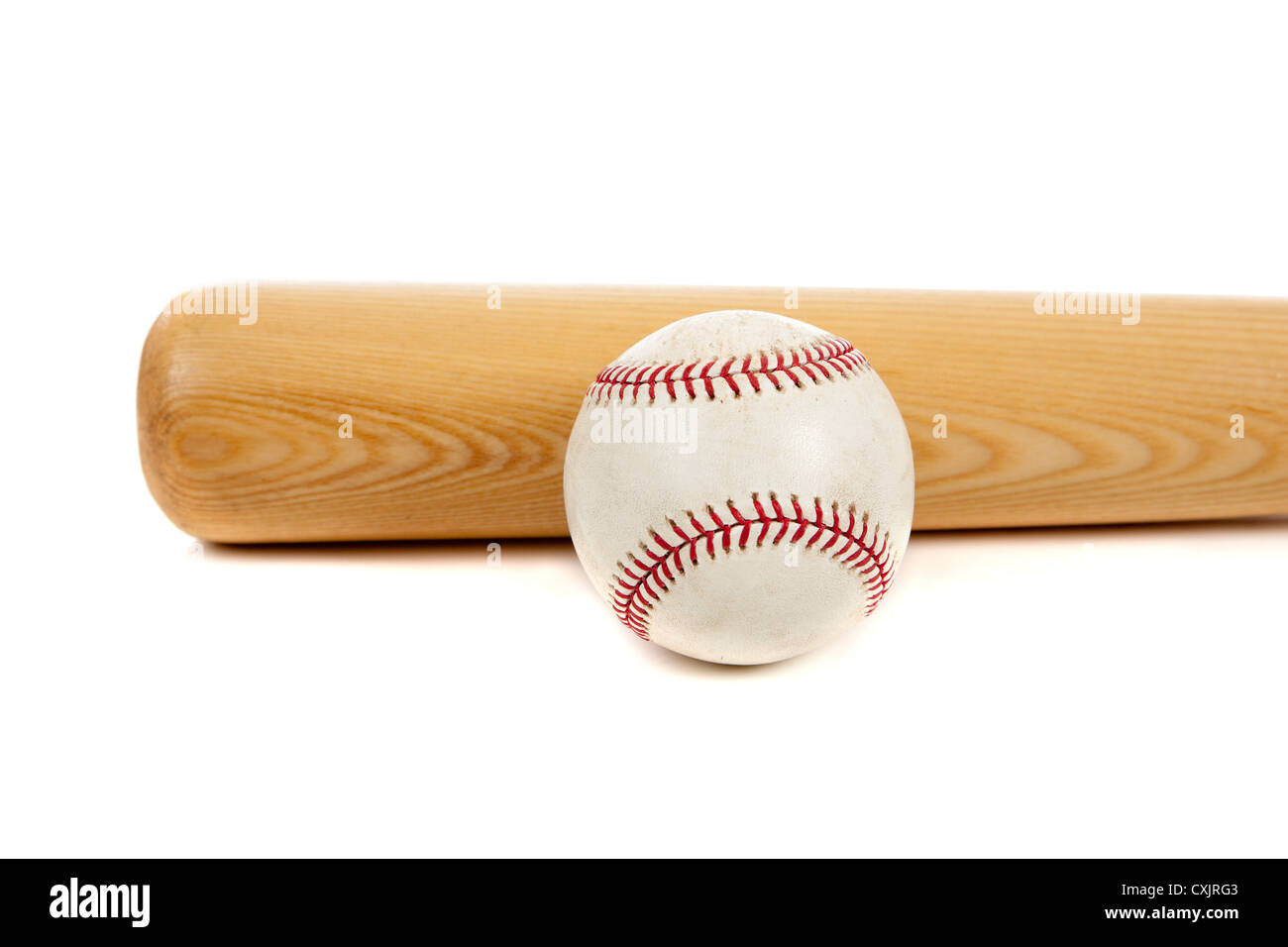 Una pelota de béisbol y el bate de madera sobre un fondo blanco. Foto de stock