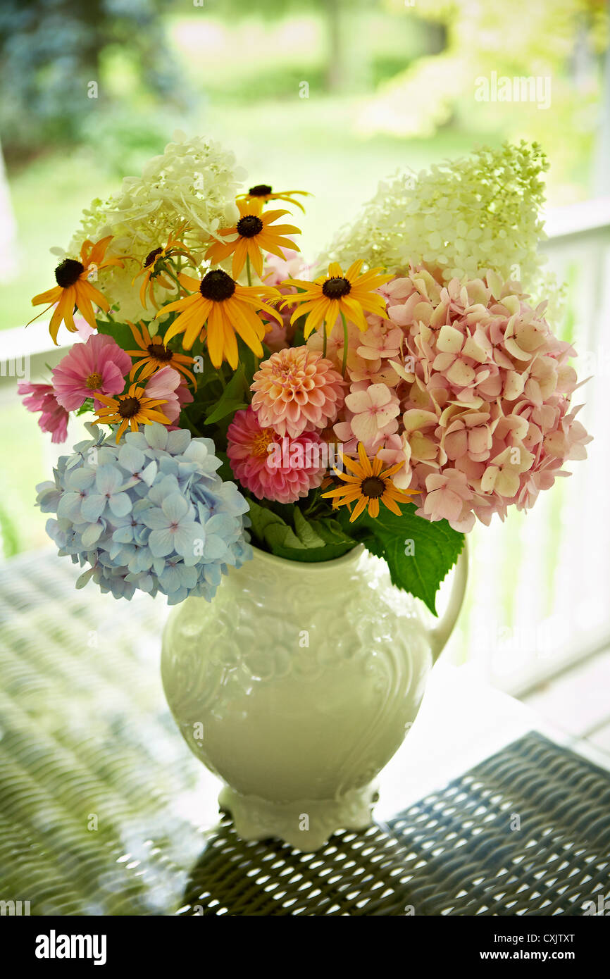 Flores frescas en un jarrón, Bradford, Ontario, Canadá Foto de stock