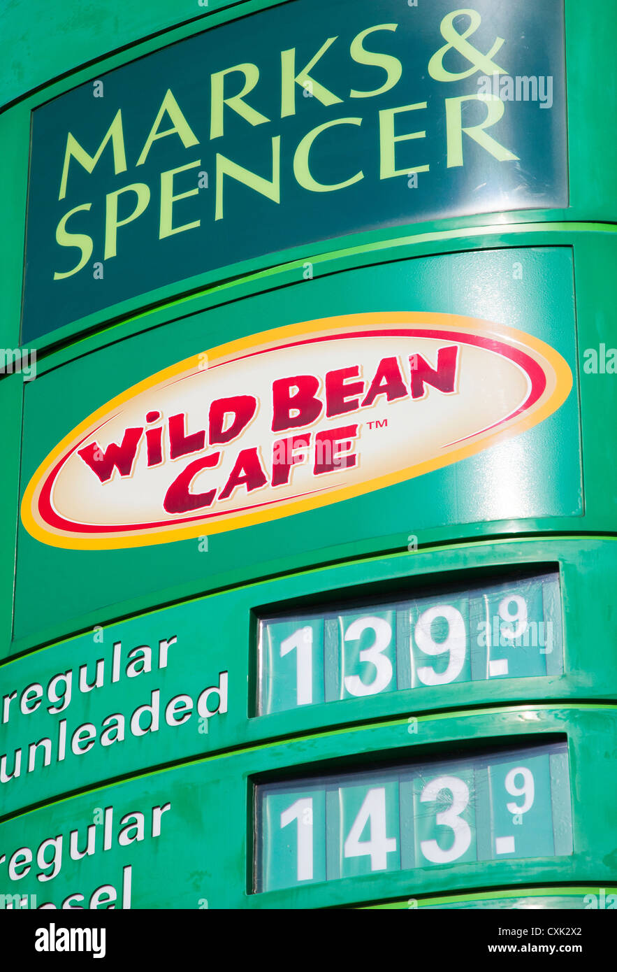 Cartel en la gasolinera BP y regular sin plomo el precio del combustible y Marks & Spencer alimentos Foto de stock