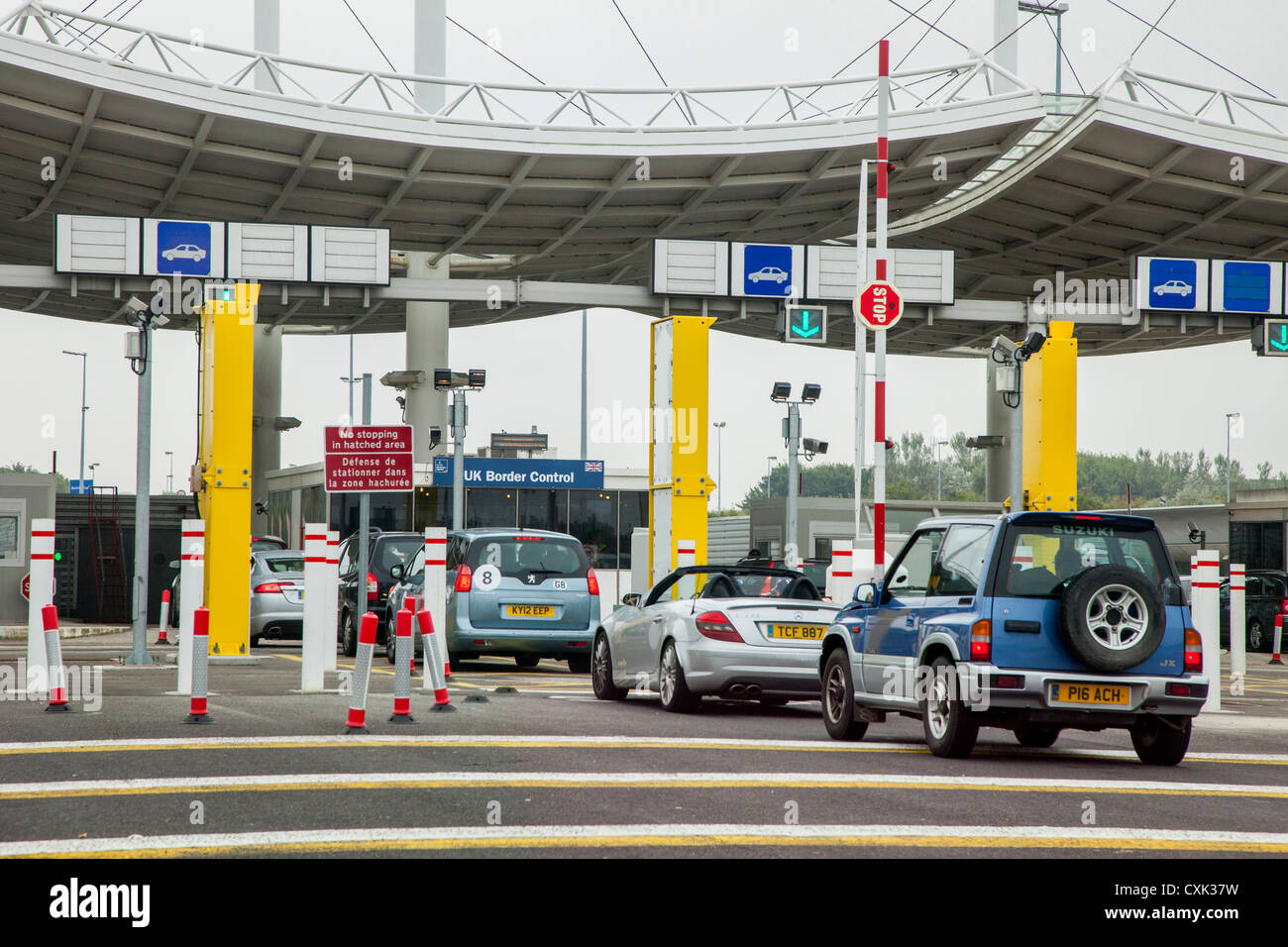 Las colas de vehículos en el Reino Unido el control fronterizo en Calais, Francia. Foto de stock