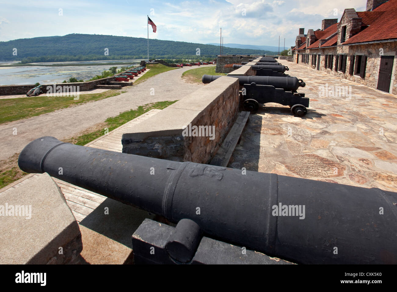 Cañón de polvo negro decoran las murallas en Fort Ticonderoga. Foto de stock