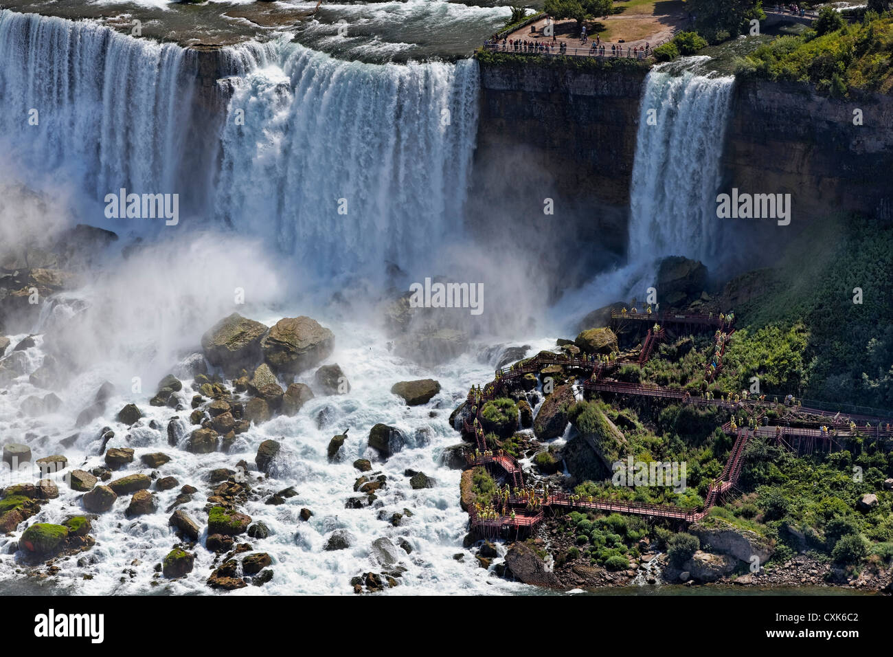 Los visitantes a las Cataratas Americanas en Niagara Falls, Nueva York Foto de stock