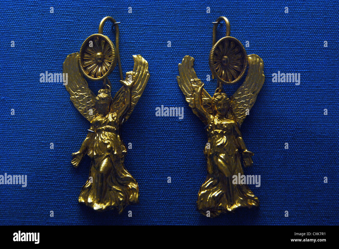 Aretes con forma de Nike. Oro. 4ª -3ª siglo A.C. Desde cerca de Bolsena.  Museo Británico. Londres. Inglaterra. Reino Unido Fotografía de stock -  Alamy