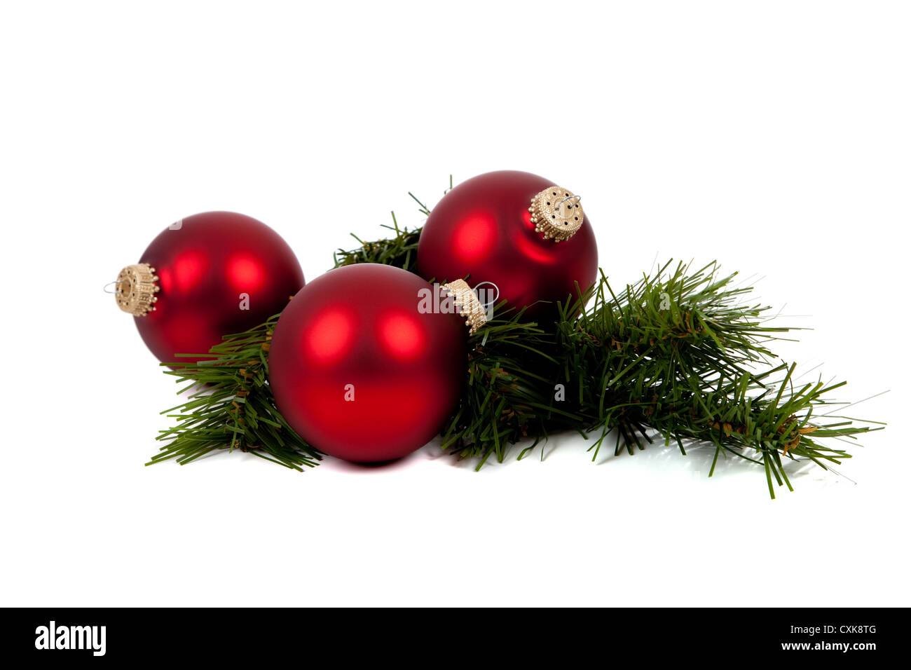 Rojo brillante de adornos de navidad con una guirnalda verde sobre un fondo  blanco Fotografía de stock - Alamy
