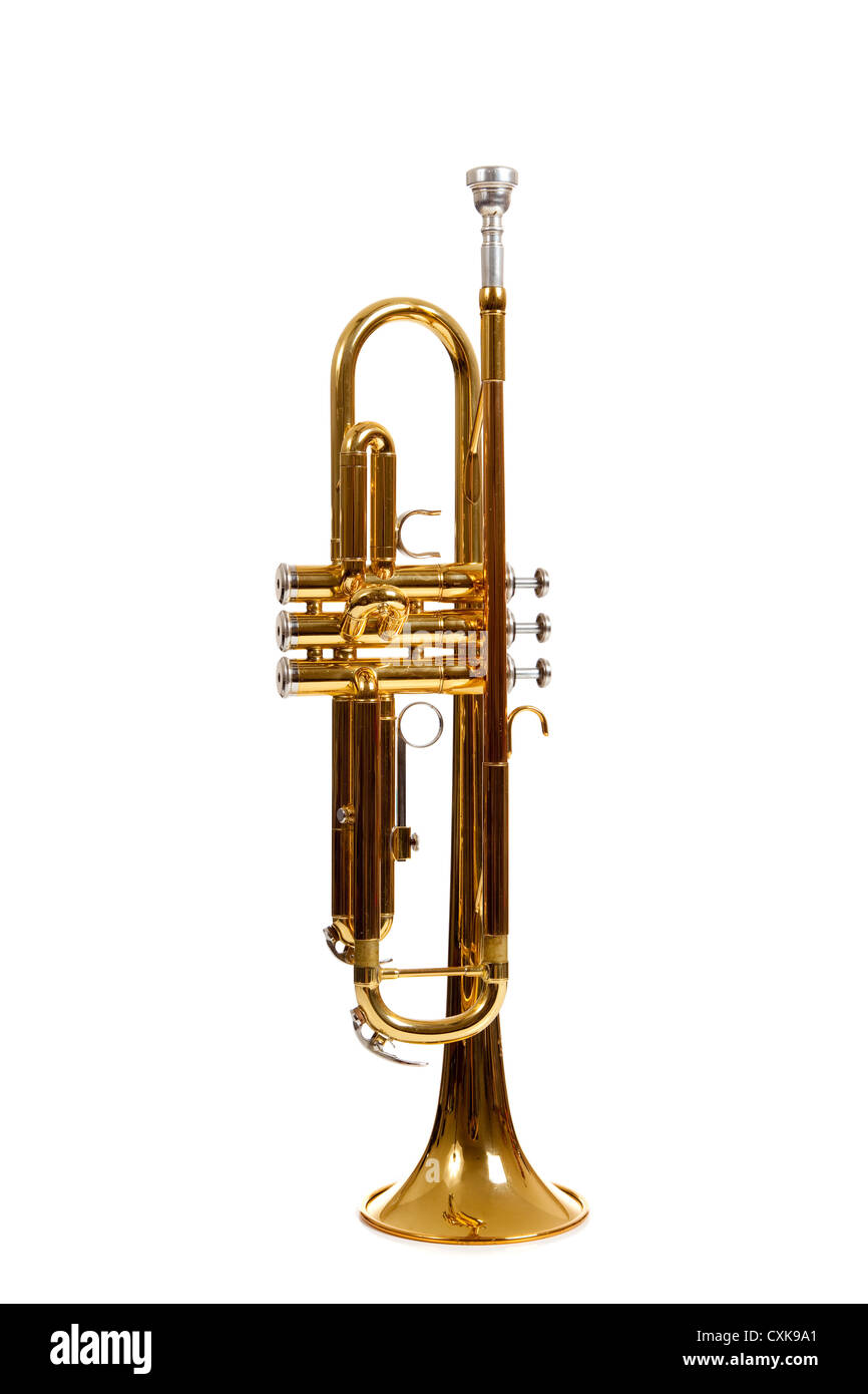 Una trompeta de latón sobre un fondo blanco. Foto de stock